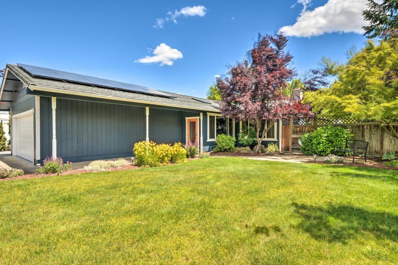 Central Medford Family Retreat With Large Yard! Экстерьер фото