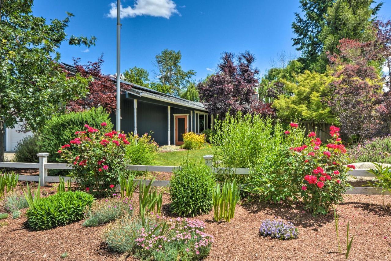 Central Medford Family Retreat With Large Yard! Экстерьер фото