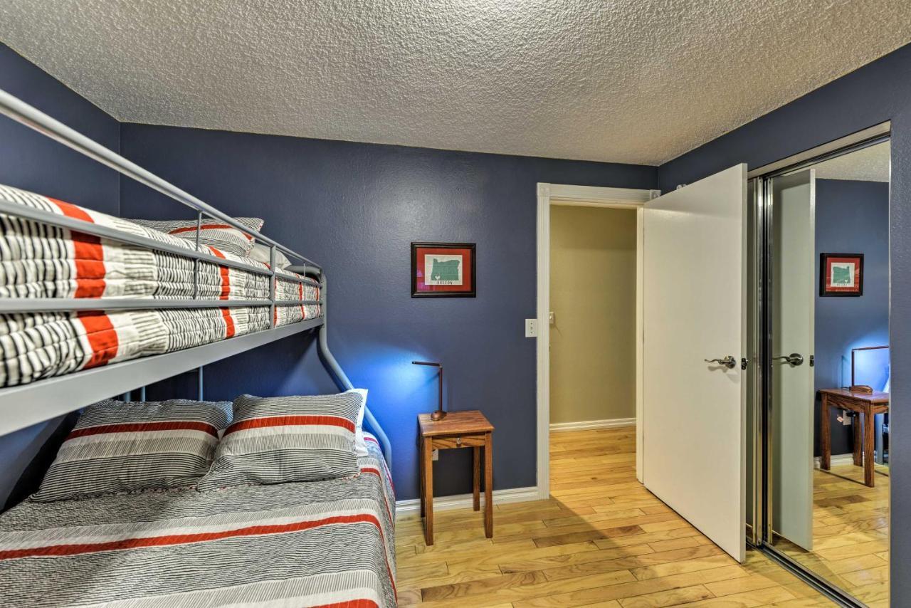 Central Medford Family Retreat With Large Yard! Экстерьер фото