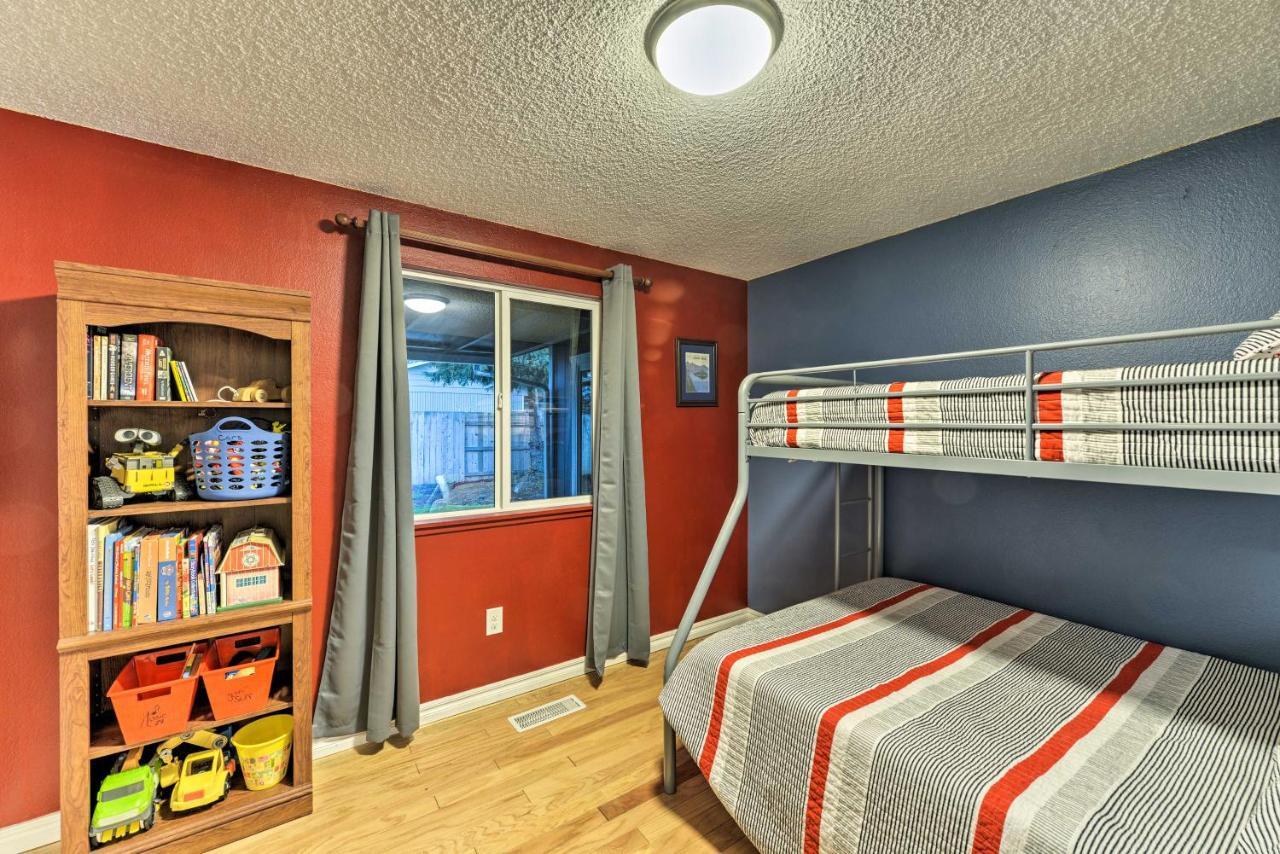 Central Medford Family Retreat With Large Yard! Экстерьер фото